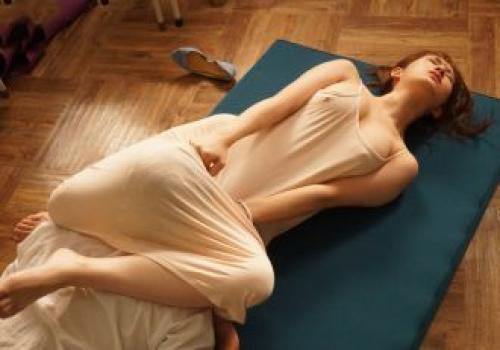 Cô giáo dáng nóng bỏng khiến học sinh mê mẩn