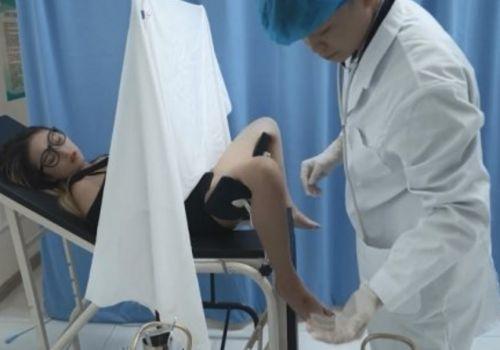 Cô nàng đôi mươi đi khám bướm với bác sĩ nứng cặc