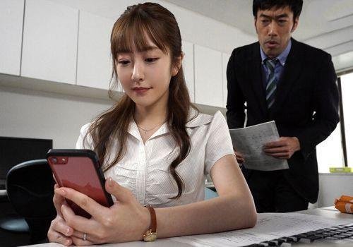 Gái đã có chồng vẫn say mê chim lạ ở công ty